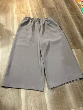 Ladies Wide Leg Capris - Size Large